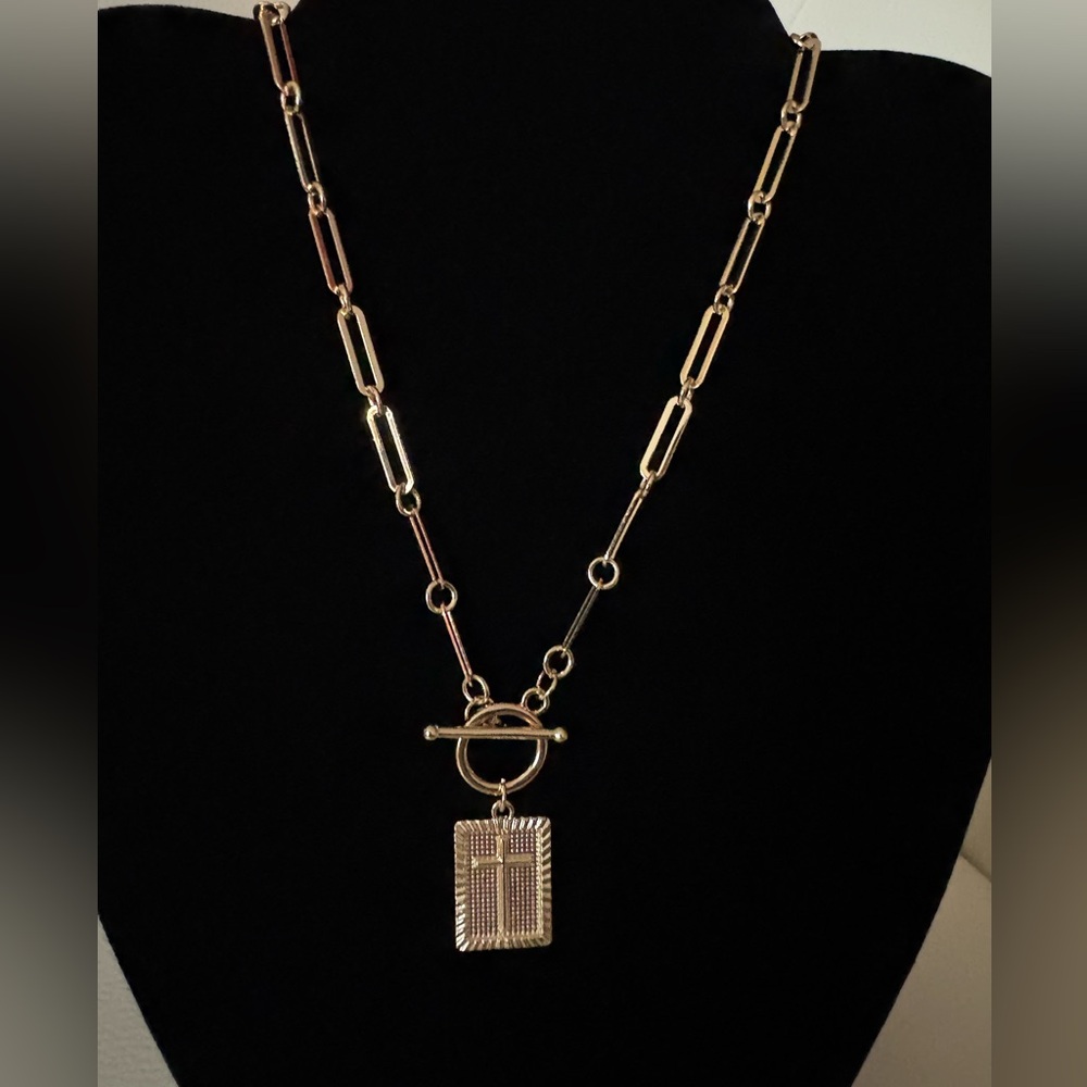 Gold Cross Pendant Paperclip Link Necklace NEW - Picture 2 of 8
